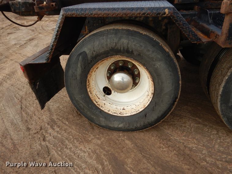 image for item HE9570 2000 Peterbilt 330  roll-off container truck