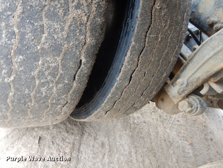 image for item HE9570 2000 Peterbilt 330  roll-off container truck