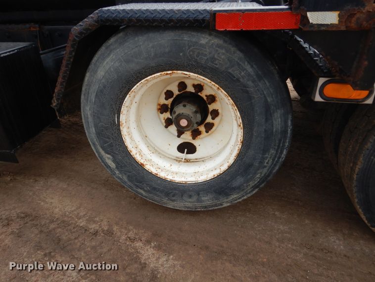 image for item HE9570 2000 Peterbilt 330  roll-off container truck