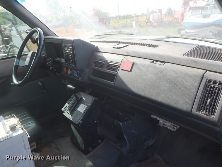 image for item HJ9427 1999 GMC C7500  bucket truck