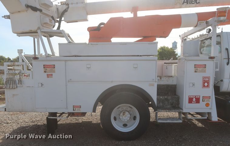 image for item HJ9427 1999 GMC C7500  bucket truck