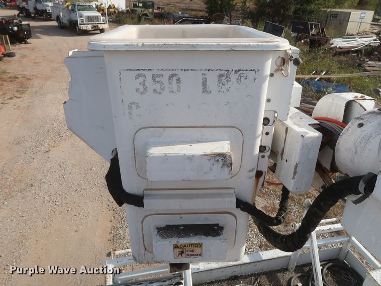 image for item HJ9427 1999 GMC C7500  bucket truck