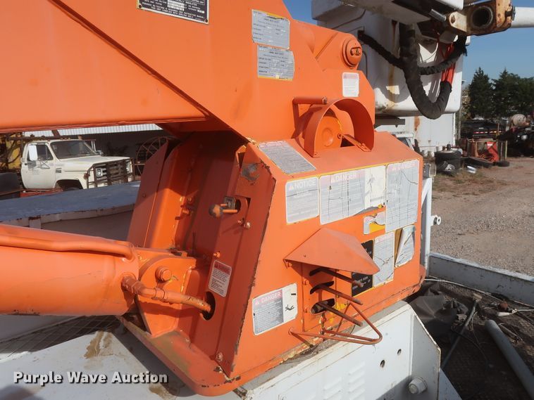 image for item HJ9427 1999 GMC C7500  bucket truck