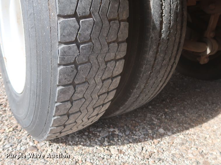 image for item HJ9427 1999 GMC C7500  bucket truck