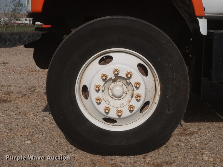 image for item HJ9427 1999 GMC C7500  bucket truck