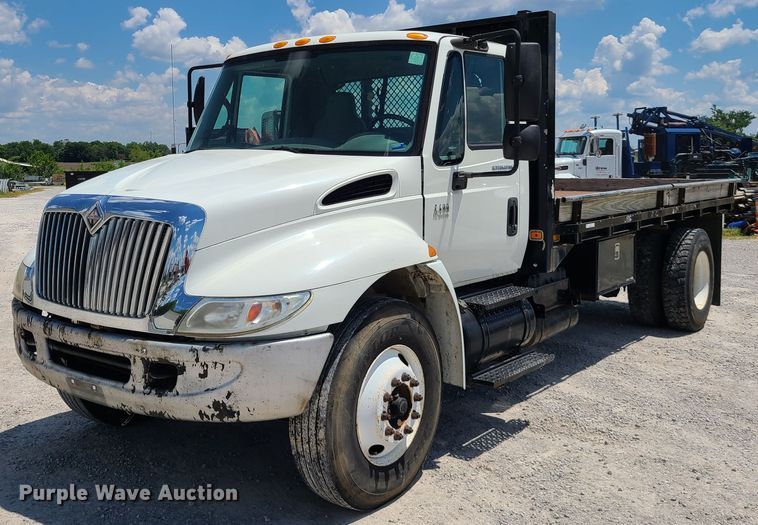 image for item IC9773 2004 International 4400  flatbed truck