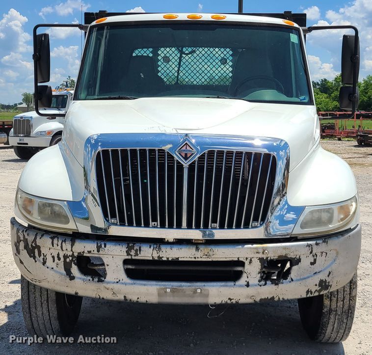 image for item IC9773 2004 International 4400  flatbed truck