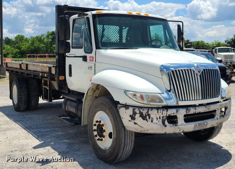 image for item IC9773 2004 International 4400  flatbed truck