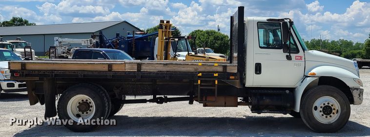 image for item IC9773 2004 International 4400  flatbed truck