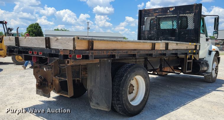 image for item IC9773 2004 International 4400  flatbed truck