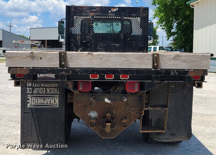 image for item IC9773 2004 International 4400  flatbed truck