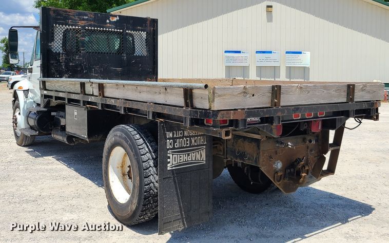 image for item IC9773 2004 International 4400  flatbed truck