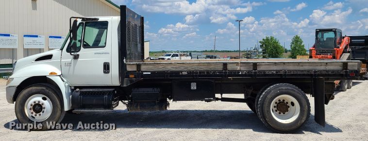 image for item IC9773 2004 International 4400  flatbed truck