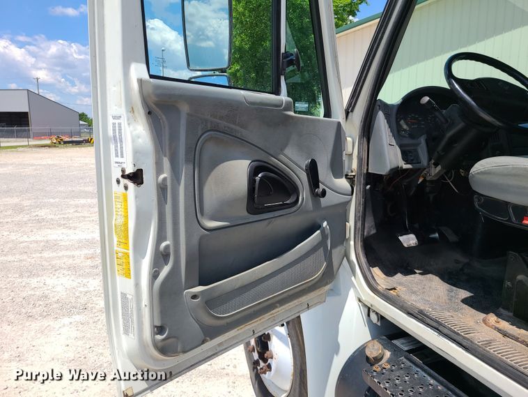 image for item IC9773 2004 International 4400  flatbed truck