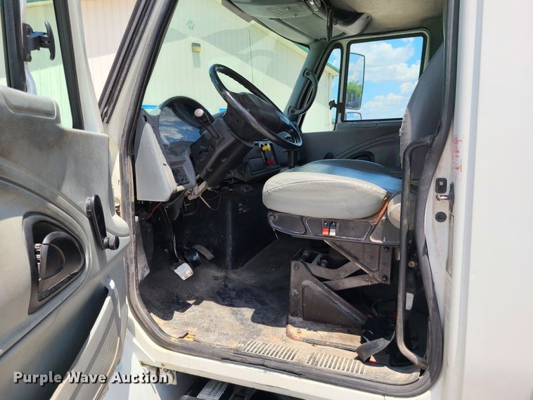 image for item IC9773 2004 International 4400  flatbed truck