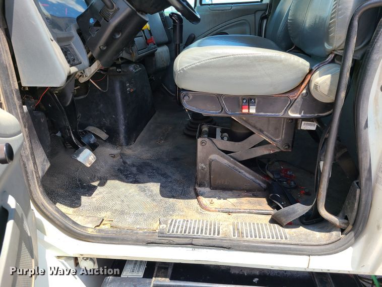 image for item IC9773 2004 International 4400  flatbed truck