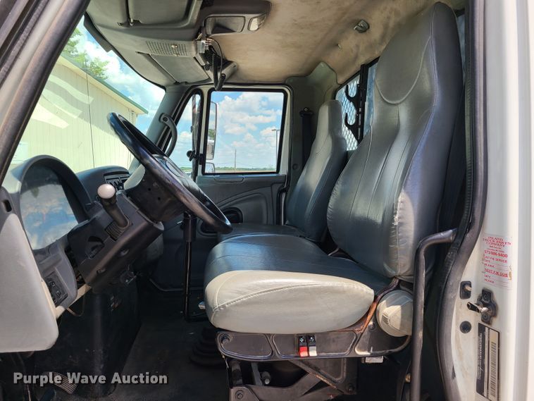 image for item IC9773 2004 International 4400  flatbed truck