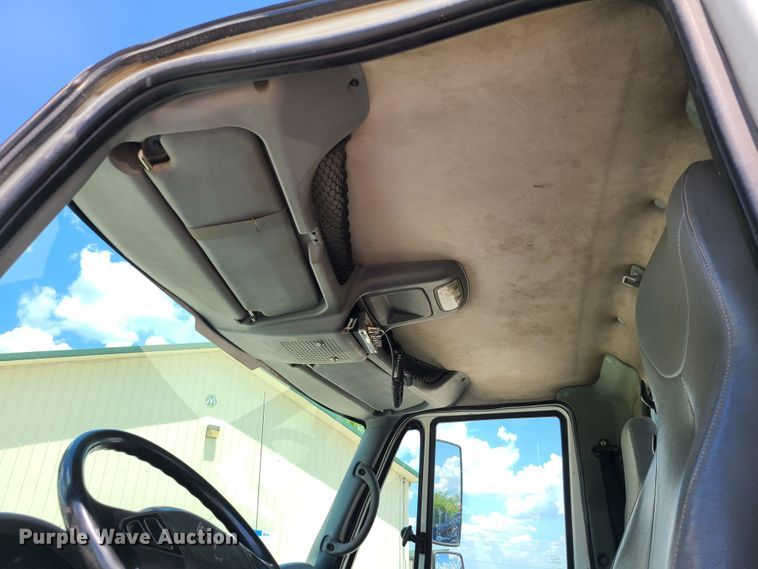 image for item IC9773 2004 International 4400  flatbed truck