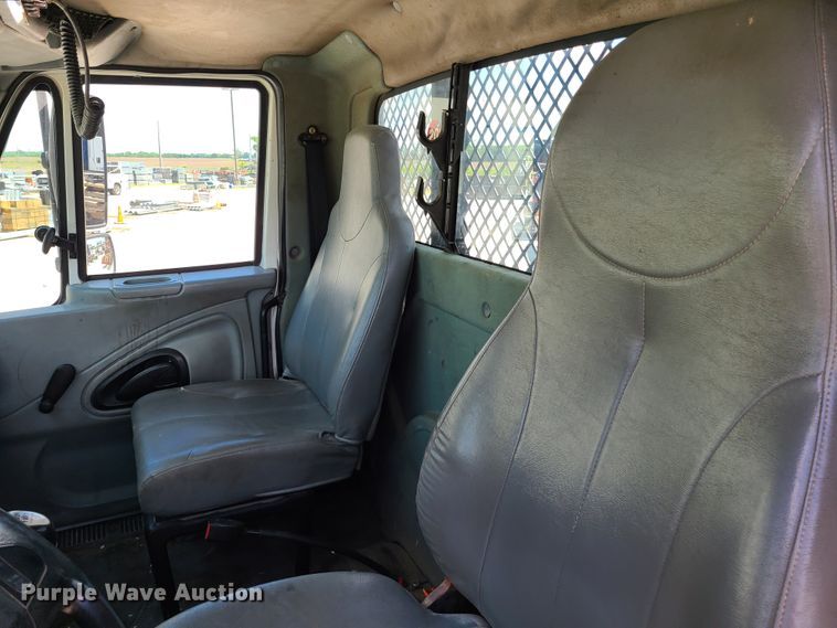 image for item IC9773 2004 International 4400  flatbed truck