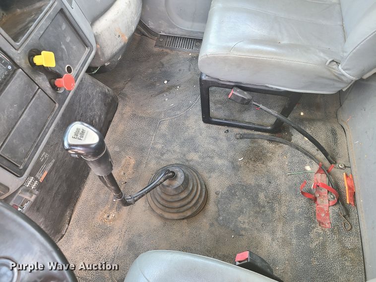 image for item IC9773 2004 International 4400  flatbed truck