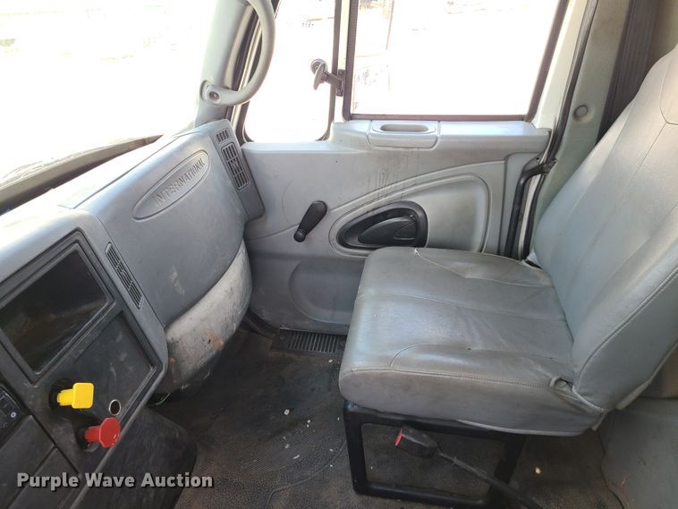 image for item IC9773 2004 International 4400  flatbed truck