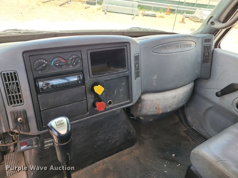 image for item IC9773 2004 International 4400  flatbed truck