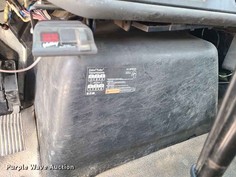 image for item IC9773 2004 International 4400  flatbed truck