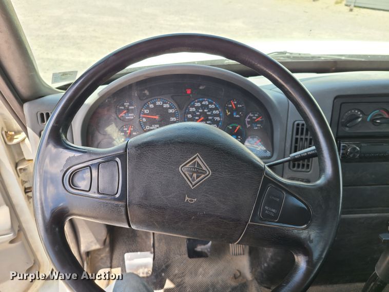 image for item IC9773 2004 International 4400  flatbed truck