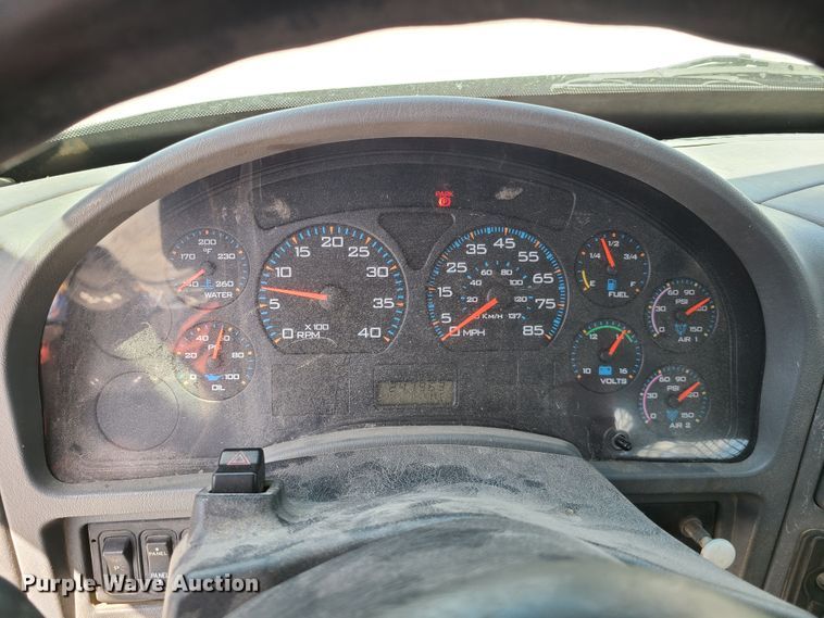 image for item IC9773 2004 International 4400  flatbed truck