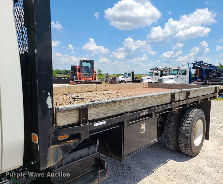 image for item IC9773 2004 International 4400  flatbed truck