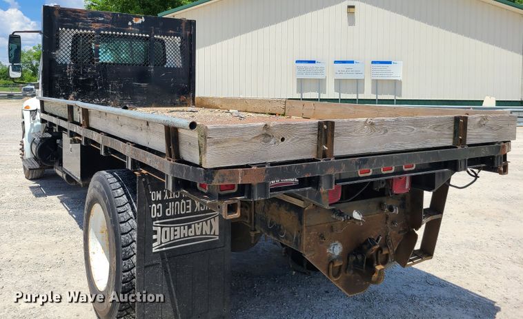 image for item IC9773 2004 International 4400  flatbed truck