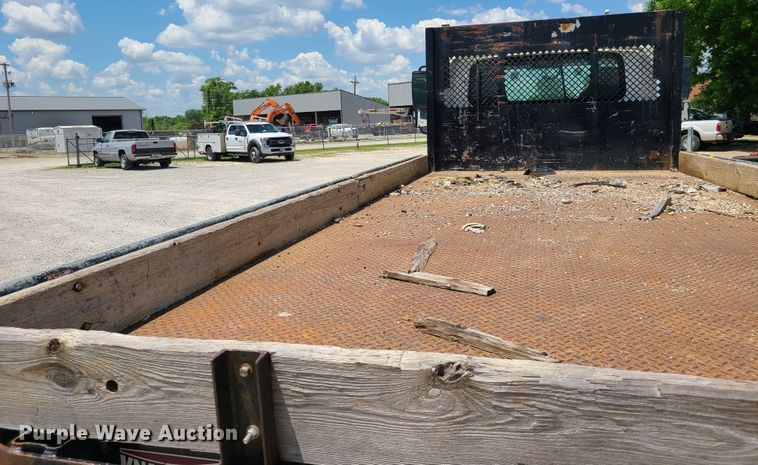 image for item IC9773 2004 International 4400  flatbed truck