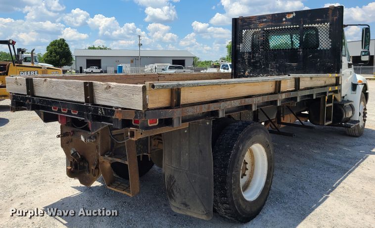 image for item IC9773 2004 International 4400  flatbed truck
