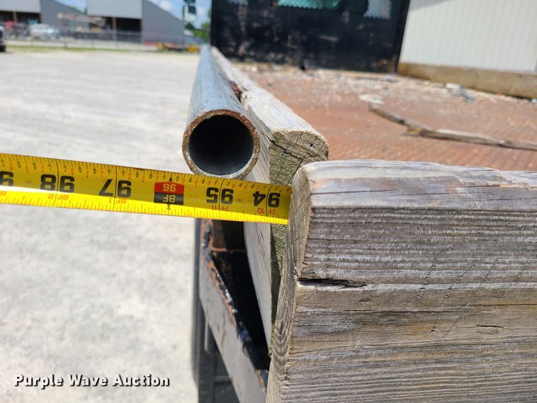 image for item IC9773 2004 International 4400  flatbed truck