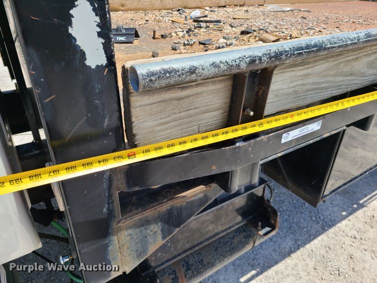 image for item IC9773 2004 International 4400  flatbed truck