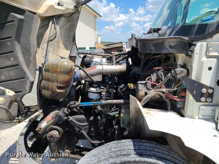 image for item IC9773 2004 International 4400  flatbed truck