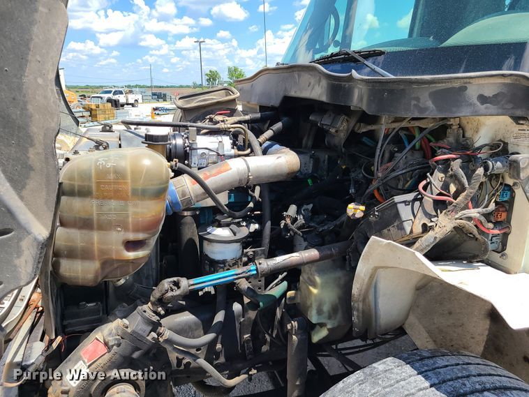 image for item IC9773 2004 International 4400  flatbed truck