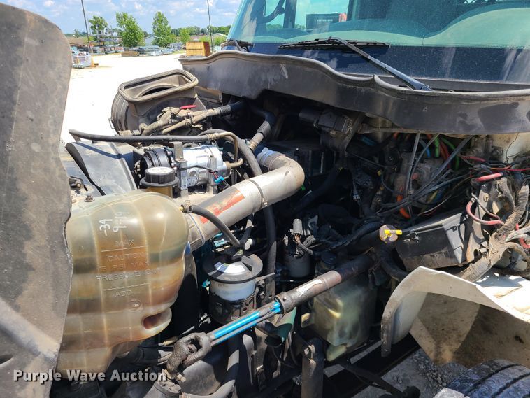 image for item IC9773 2004 International 4400  flatbed truck