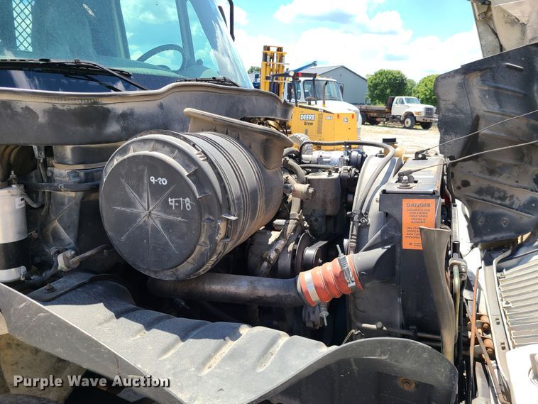 image for item IC9773 2004 International 4400  flatbed truck