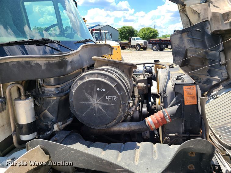 image for item IC9773 2004 International 4400  flatbed truck