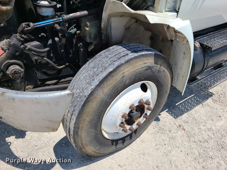 image for item IC9773 2004 International 4400  flatbed truck