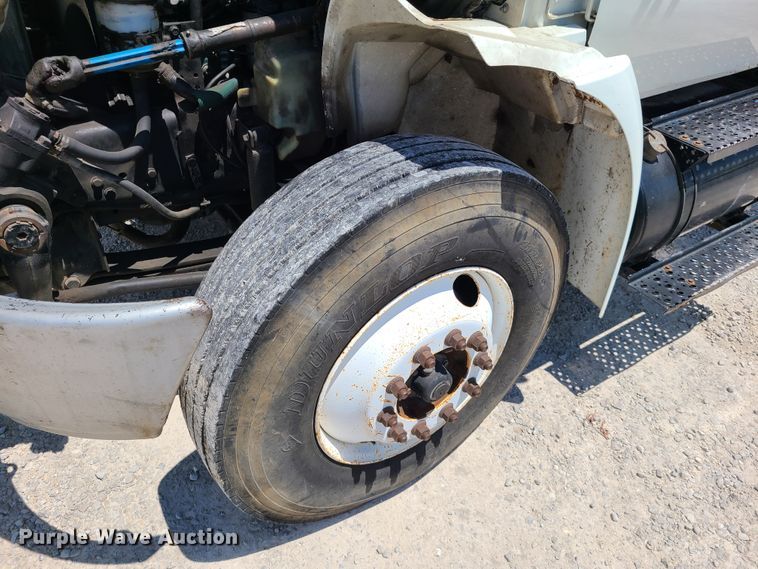 image for item IC9773 2004 International 4400  flatbed truck