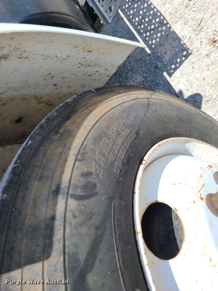 image for item IC9773 2004 International 4400  flatbed truck