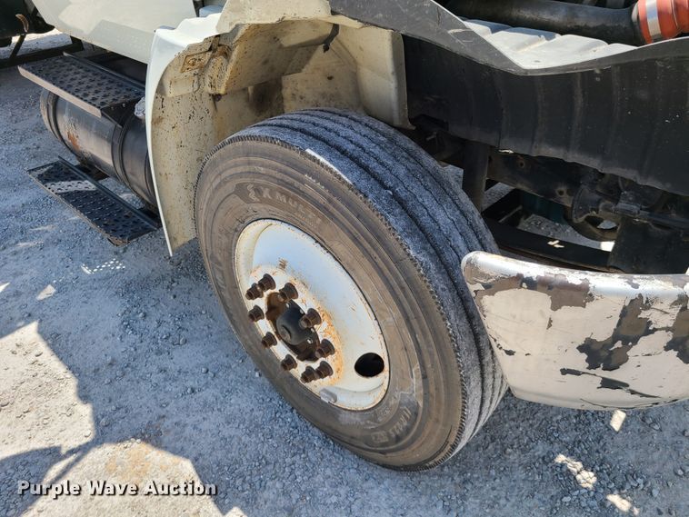 image for item IC9773 2004 International 4400  flatbed truck