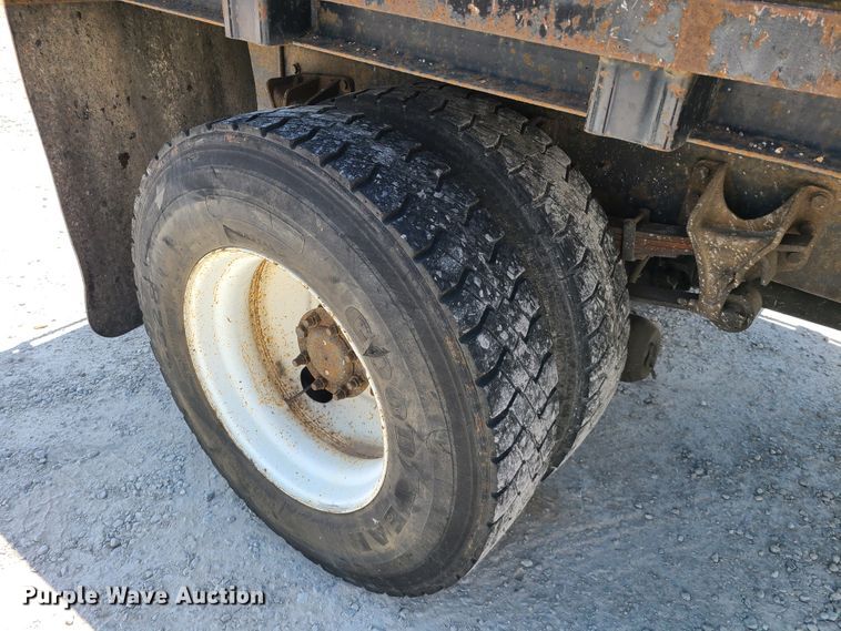 image for item IC9773 2004 International 4400  flatbed truck