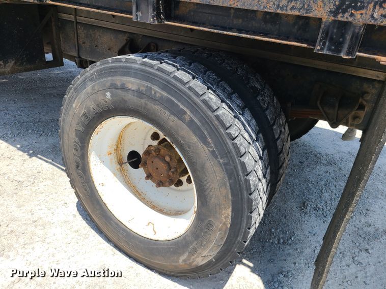 image for item IC9773 2004 International 4400  flatbed truck