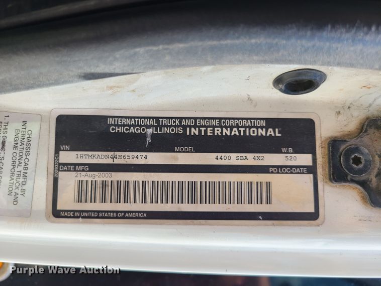 image for item IC9773 2004 International 4400  flatbed truck