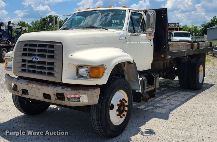 image for item IC9774 1995 Ford F800  flatbed truck