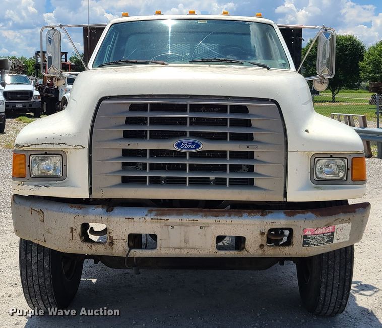image for item IC9774 1995 Ford F800  flatbed truck