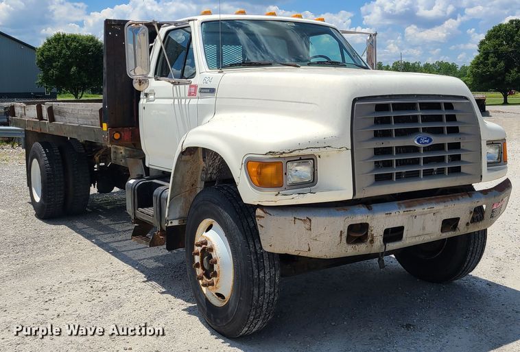 image for item IC9774 1995 Ford F800  flatbed truck